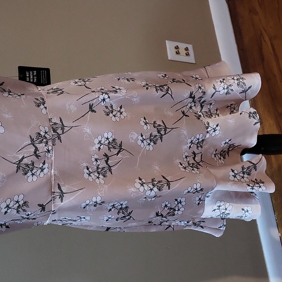 Express Dress 🤍 - Picture 7 of 15